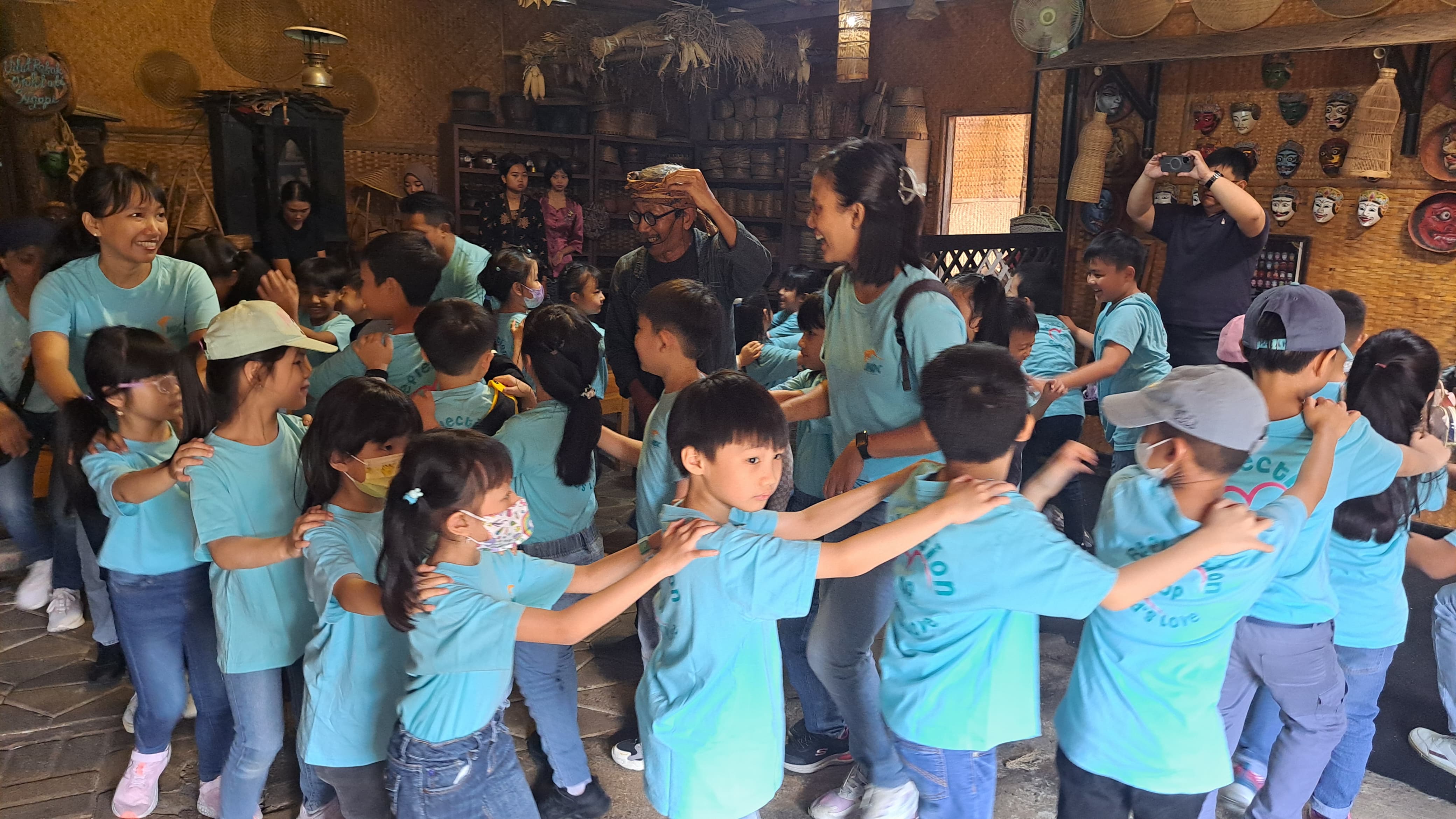 Para siswa belajar budaya di Kampung Budaya Polowijen (SinPo.id/ Dok. Kampung Budaya Polowijen)