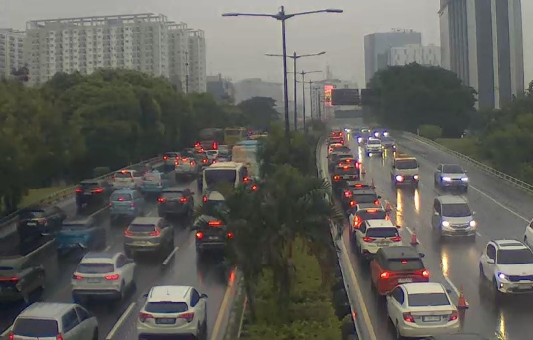 Situasi arus lalu lintas di ruas Tol Cawang arah Pancoran padat (SinPo.id/TMC Polda Metro Jaya)