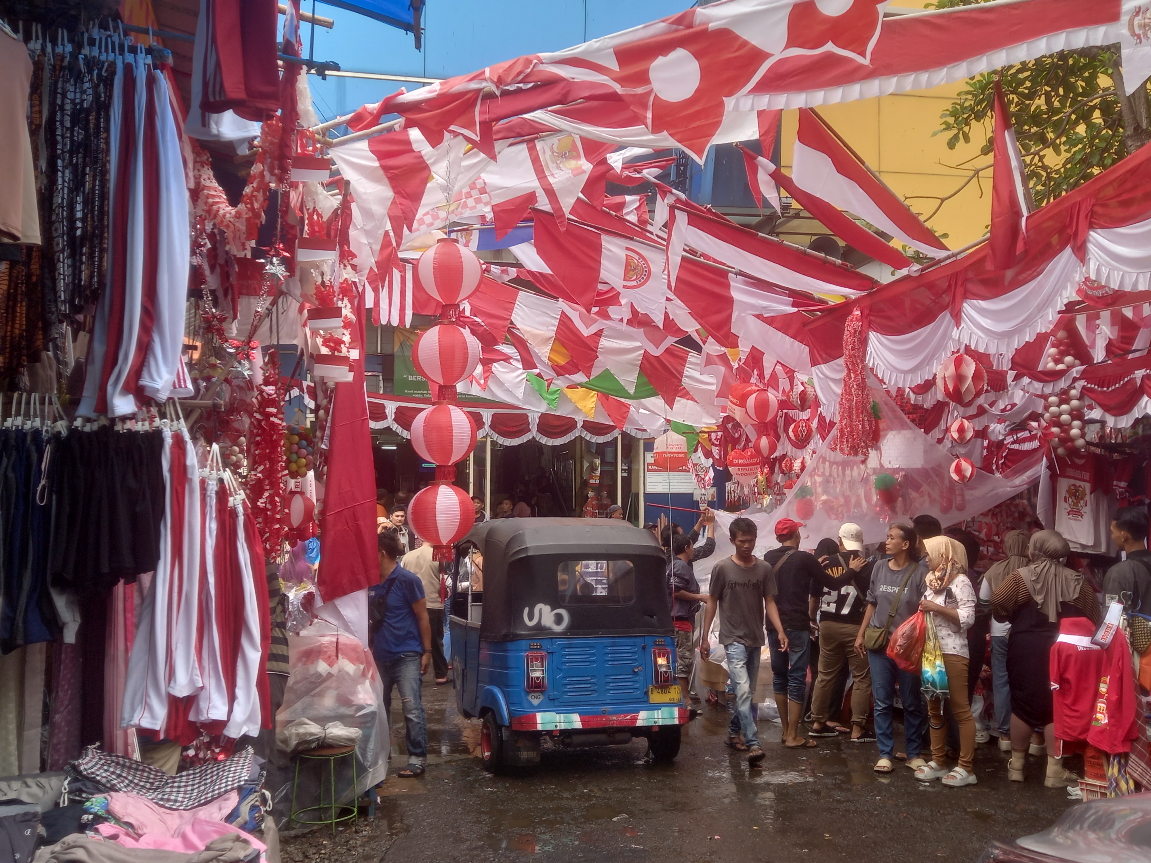 Suasana penjualan bendera merah putih di Pasar Jatinegara (SinPo.id/Firdausi)