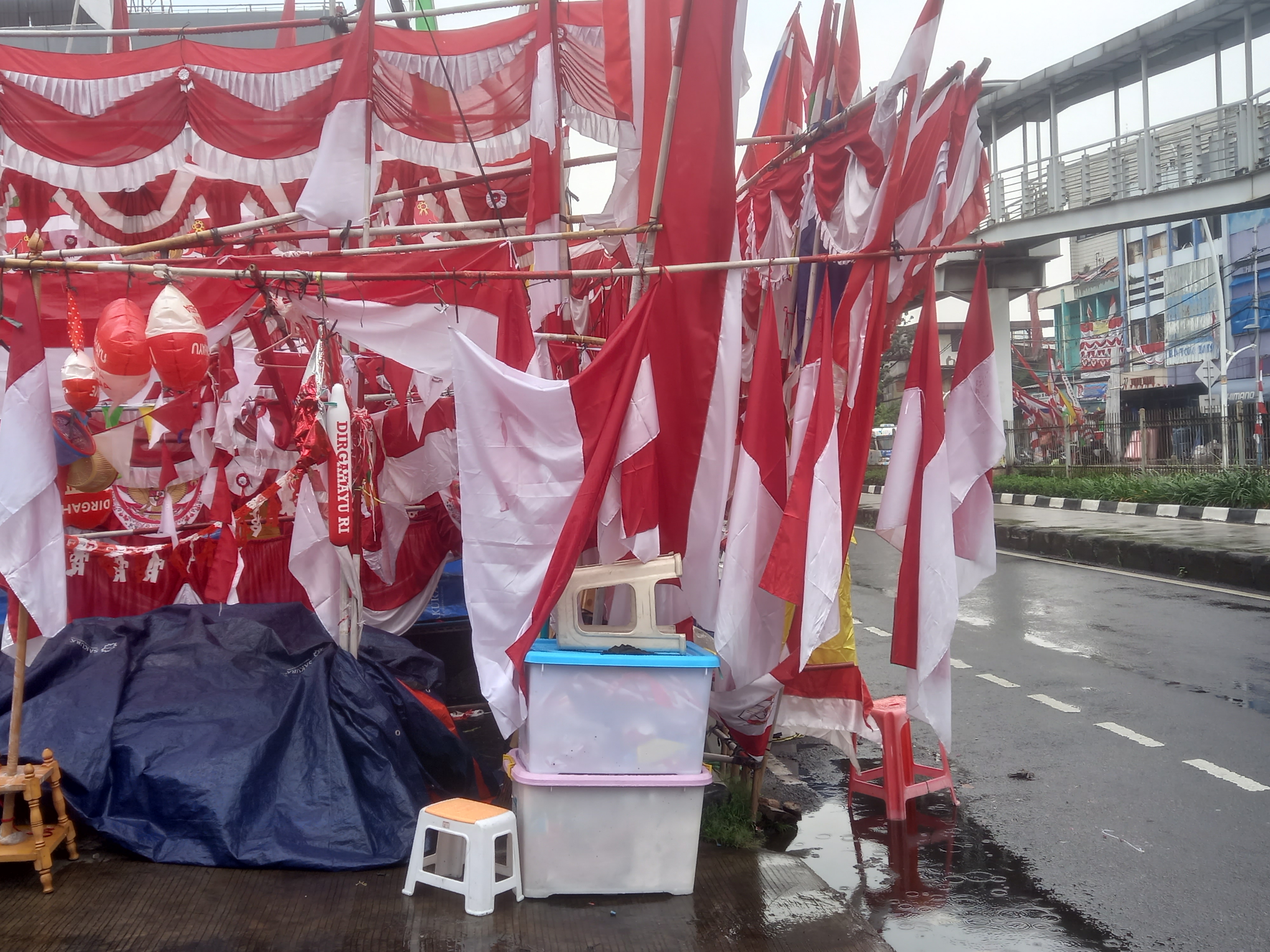Suasana penjualan bendera RI di Pasar Jatinegara (SinPo.id/Firdausi)
