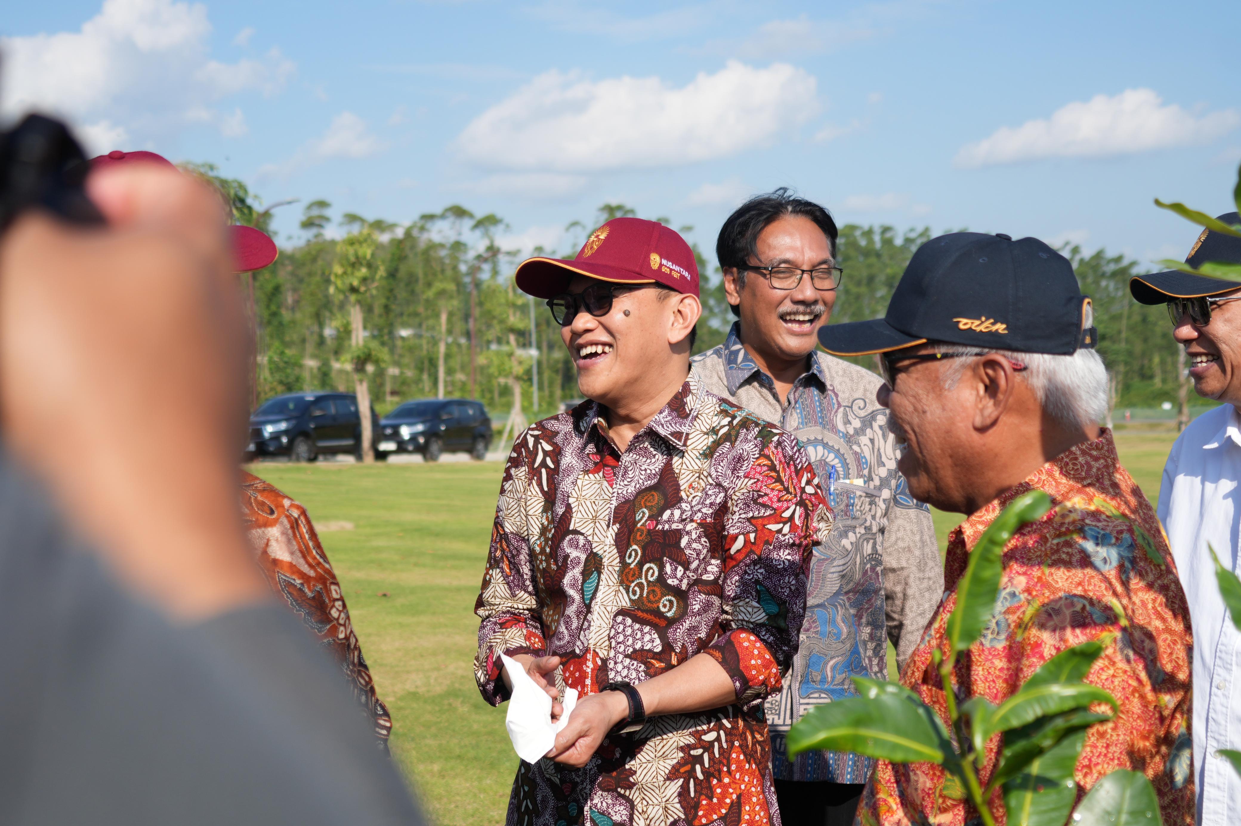 Menteri Karding dan Kepala Otorita IKN Basuki Hadimuljono usai menanam pohon (SinPo.id/ Dok. KP2MI)