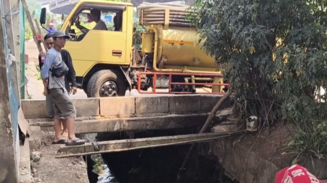Tiga truk pengangkut limbah diduga membuang tinja secara langsung ke saluran air pinggir Jalan DI Panjaitan, Jatinegara, Jakarta Timur. (SinPo.id/Antara)