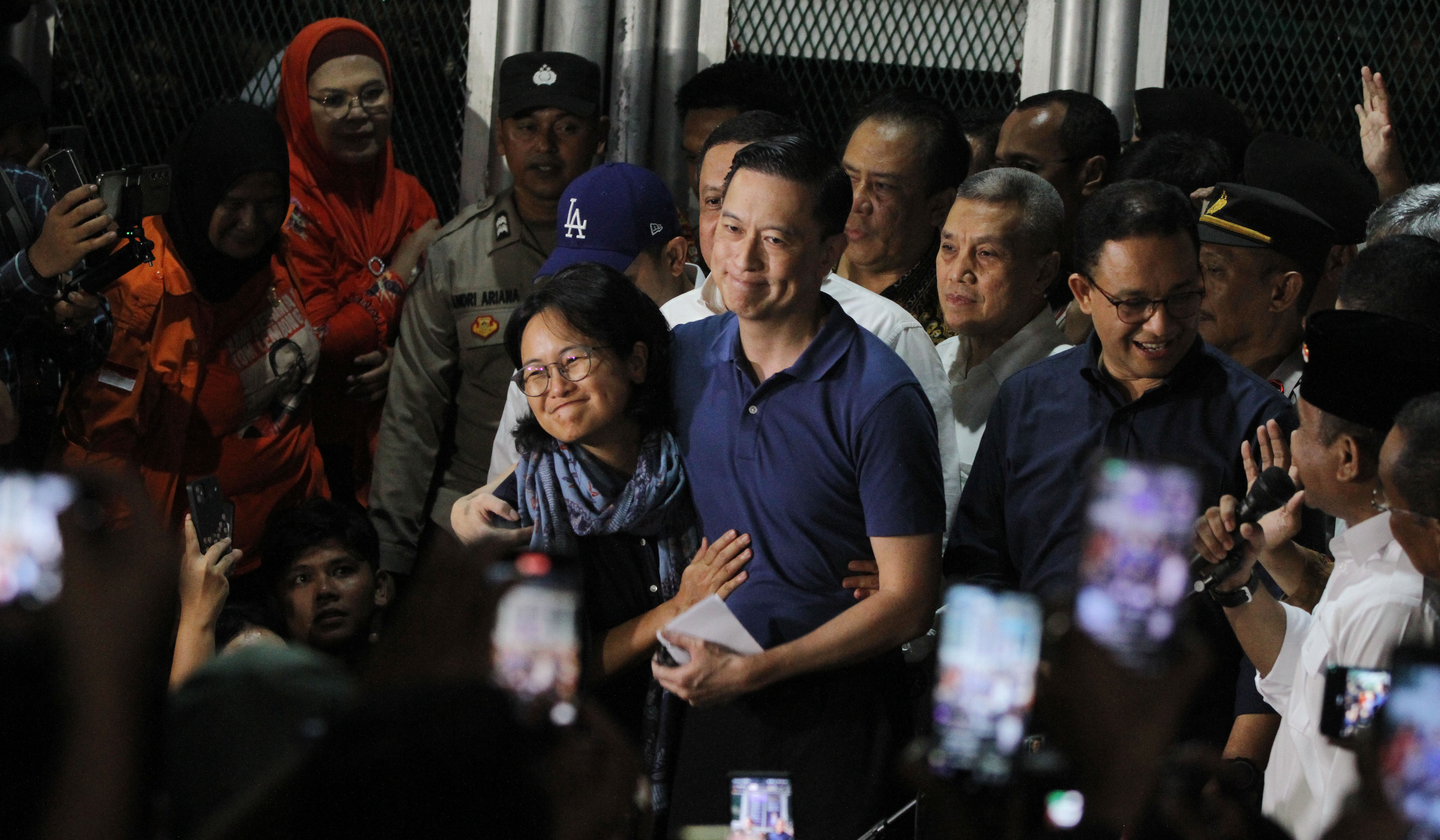 Tom Lembong keluar dari Rutan Cipinang. (Agus Priatna/SinPo.id)