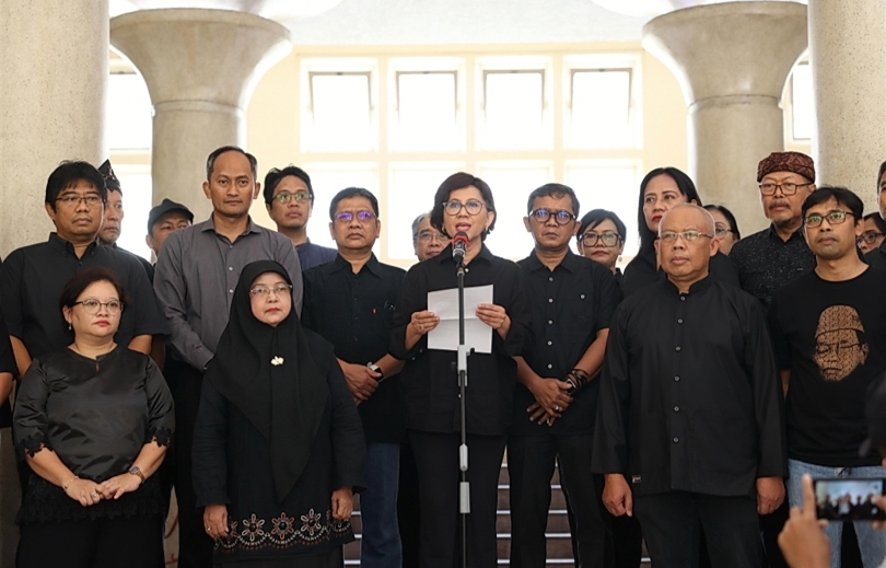 Rektor UGM Ova Emilia bersama jajaran membacakan seruan moral (SinPo.id/ Humas UGM)