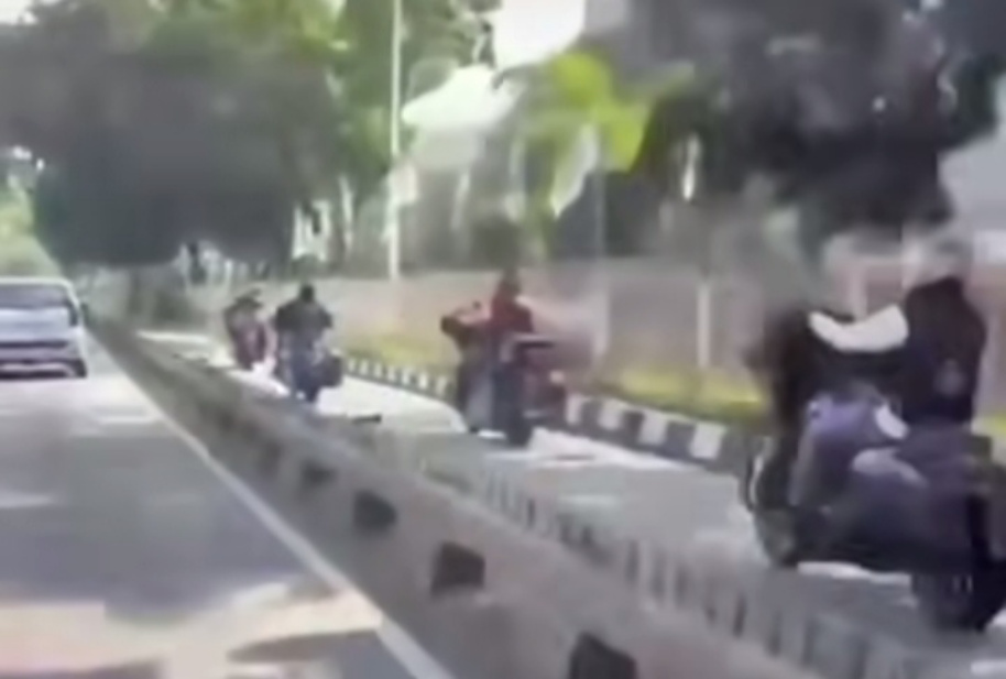 Motor moge yang masuk jalur busway (SinPo.id/tangkapan layar)