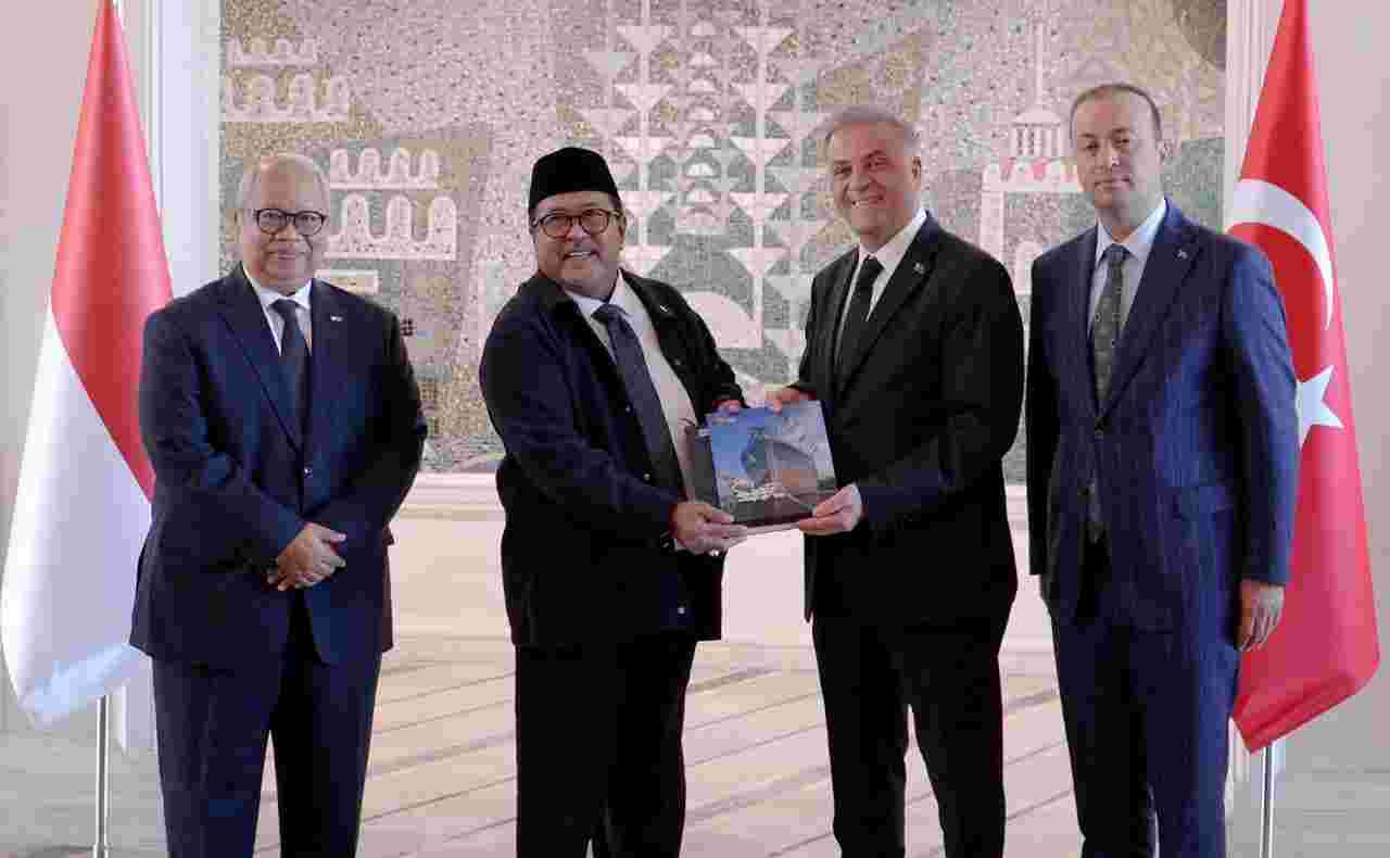 Wagub DKI Jakarta Rano Karno menemui Pj Wali Kota Istanbul Nuri Aslan di Istanbul Metropolitan Municipality, Turki. (SinPo.id/Pemprov DKI)