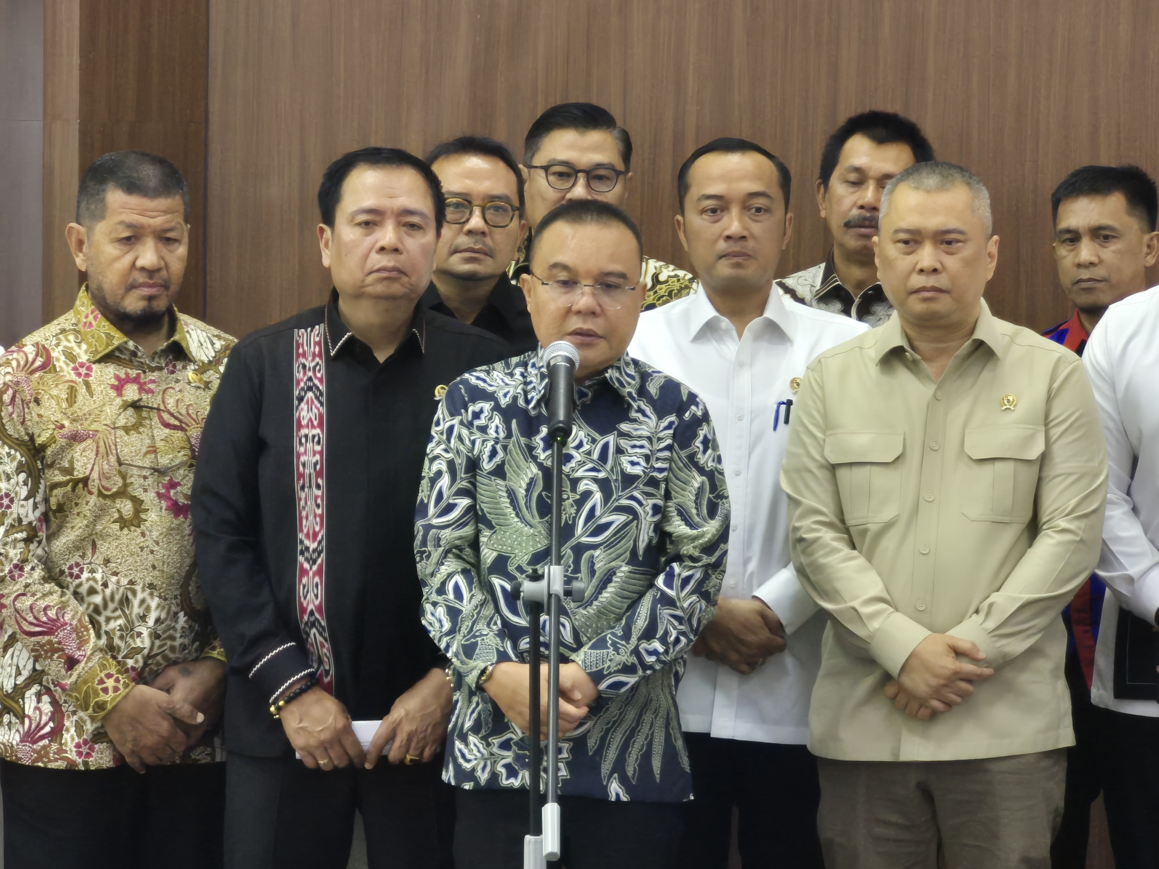 Wakil Ketua DPR RI Dasco, Mensesneg Prasetyo Hadi, Menhub Dudy Purwagandhi, dan Sekretaris Kabinet Teddy Indra Wijaya menerima kedatangan Asosiasi Pengemudi Logistik Nusantara. (SinPo.id/Galuh)