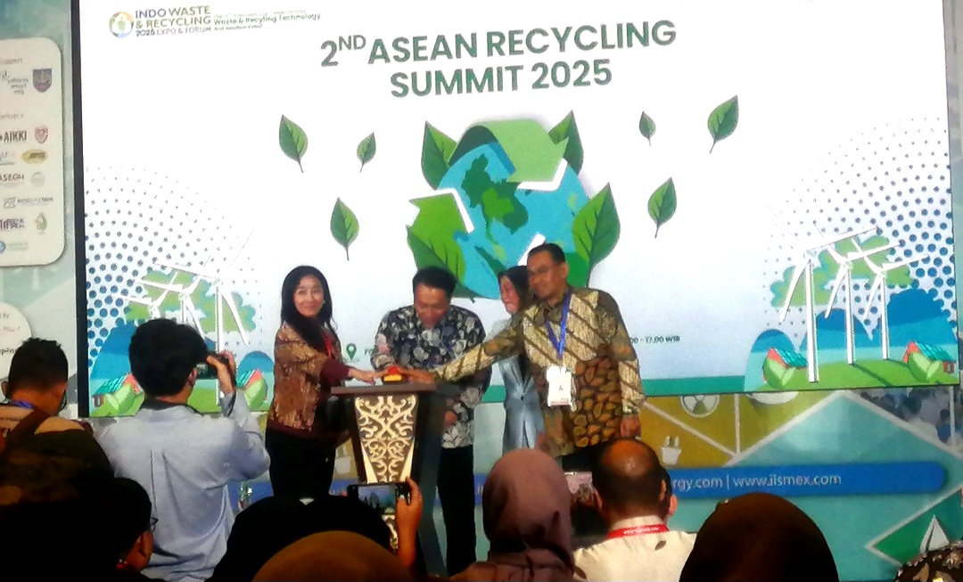Wamen LH Diaz Hendropriyono membuka forum '2nd ASEAN Recycling Summit 2025'. (SinPo.id/Tio)