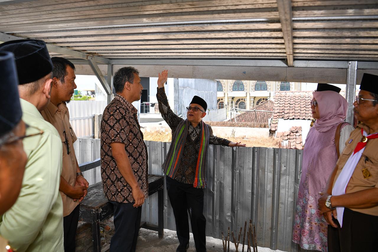 Wamendikdasmen Atip tinjau Infrastruktur Sekolah SD Negeri 1 Pringgarata, Kabupaten Lombok (SinPo.id/Kemendikdasmen)