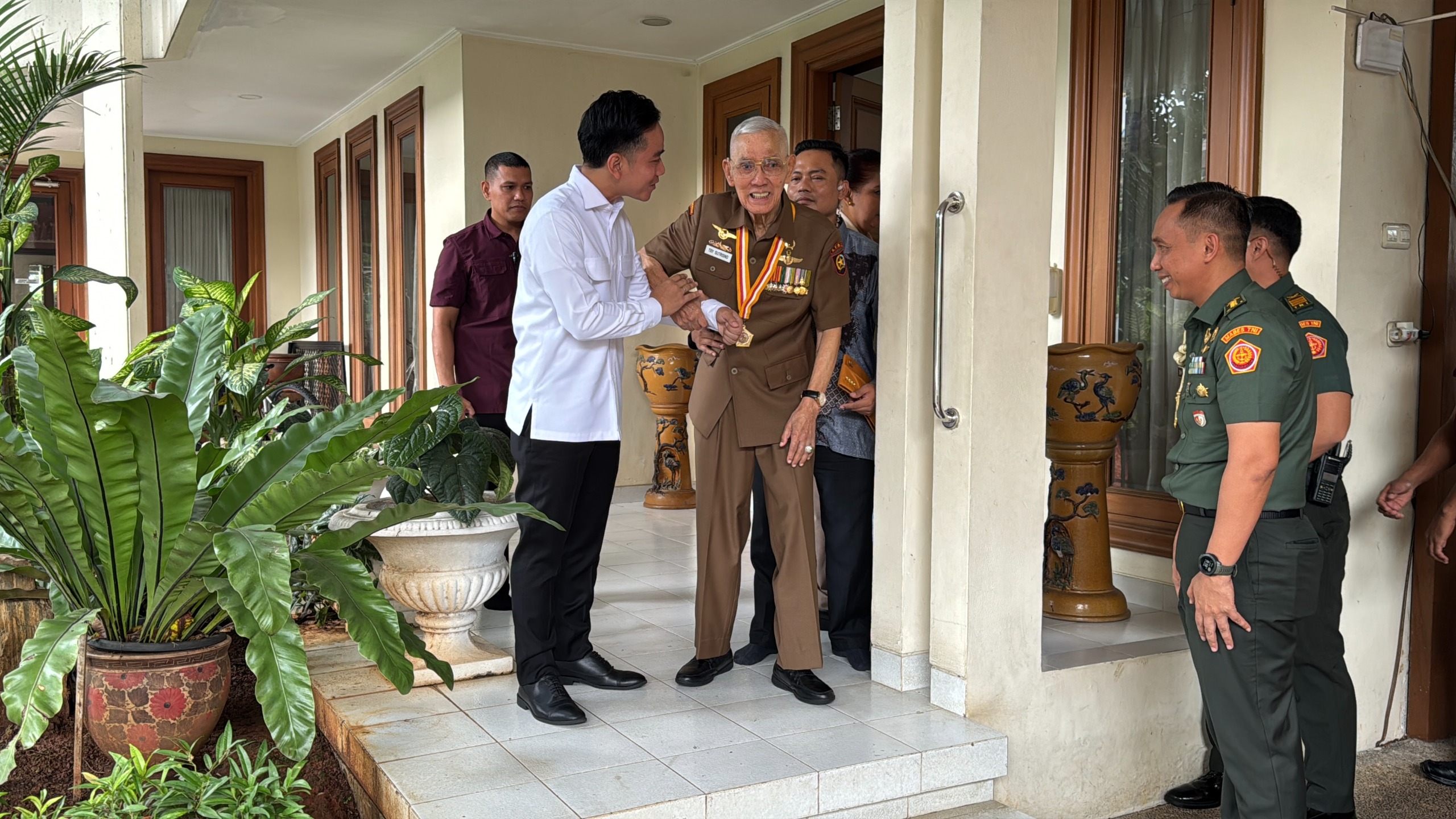 Wapres Gibran antar undangan HUT ke-80 RI ke Wapres ke-6 RI Try Sutrisno. (SinPo.id/Setwapres)