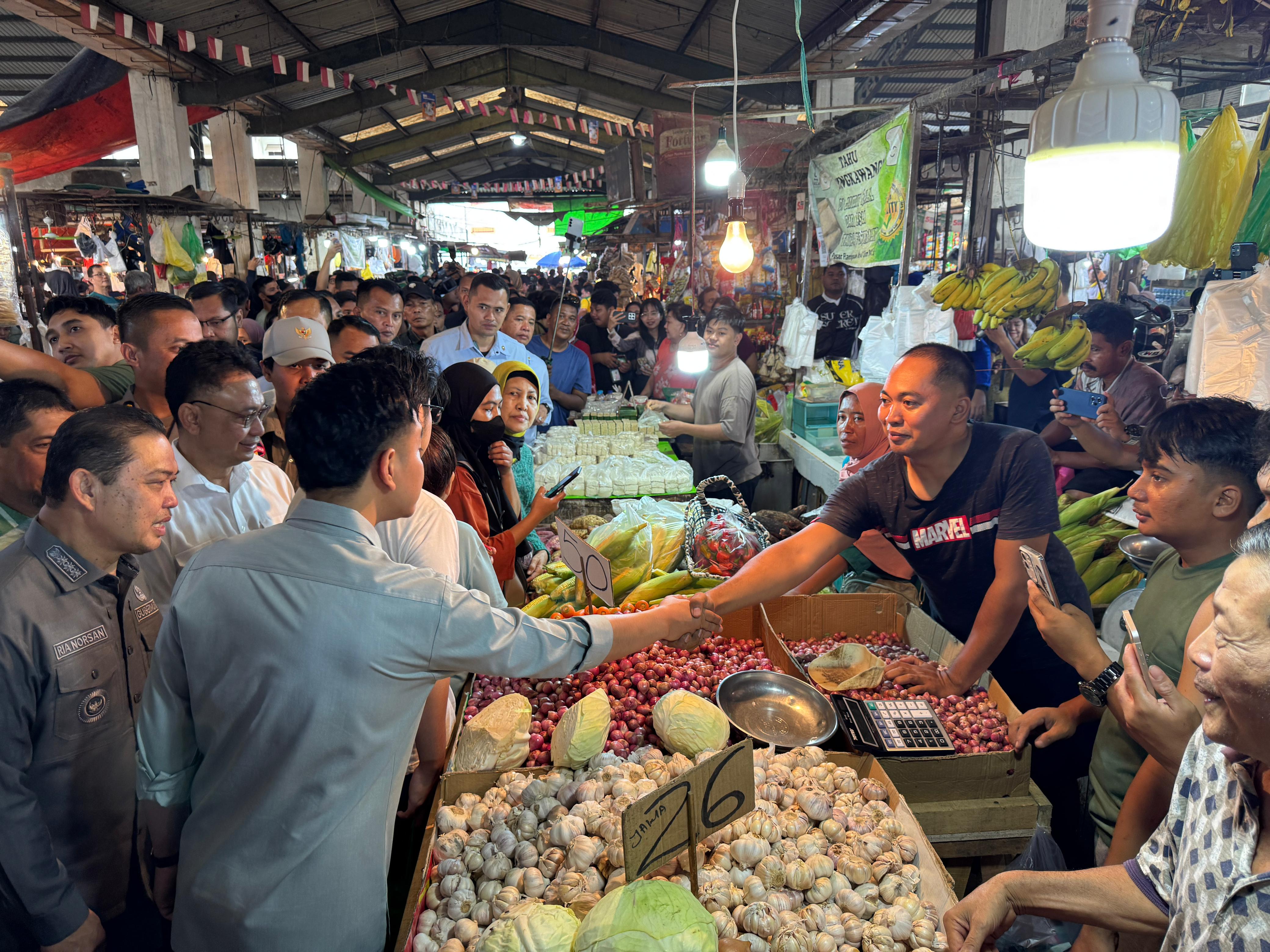 Wapres Gibran meninjau pasar Flamboyan Pontianak. (SinPo.id/Setwapres)