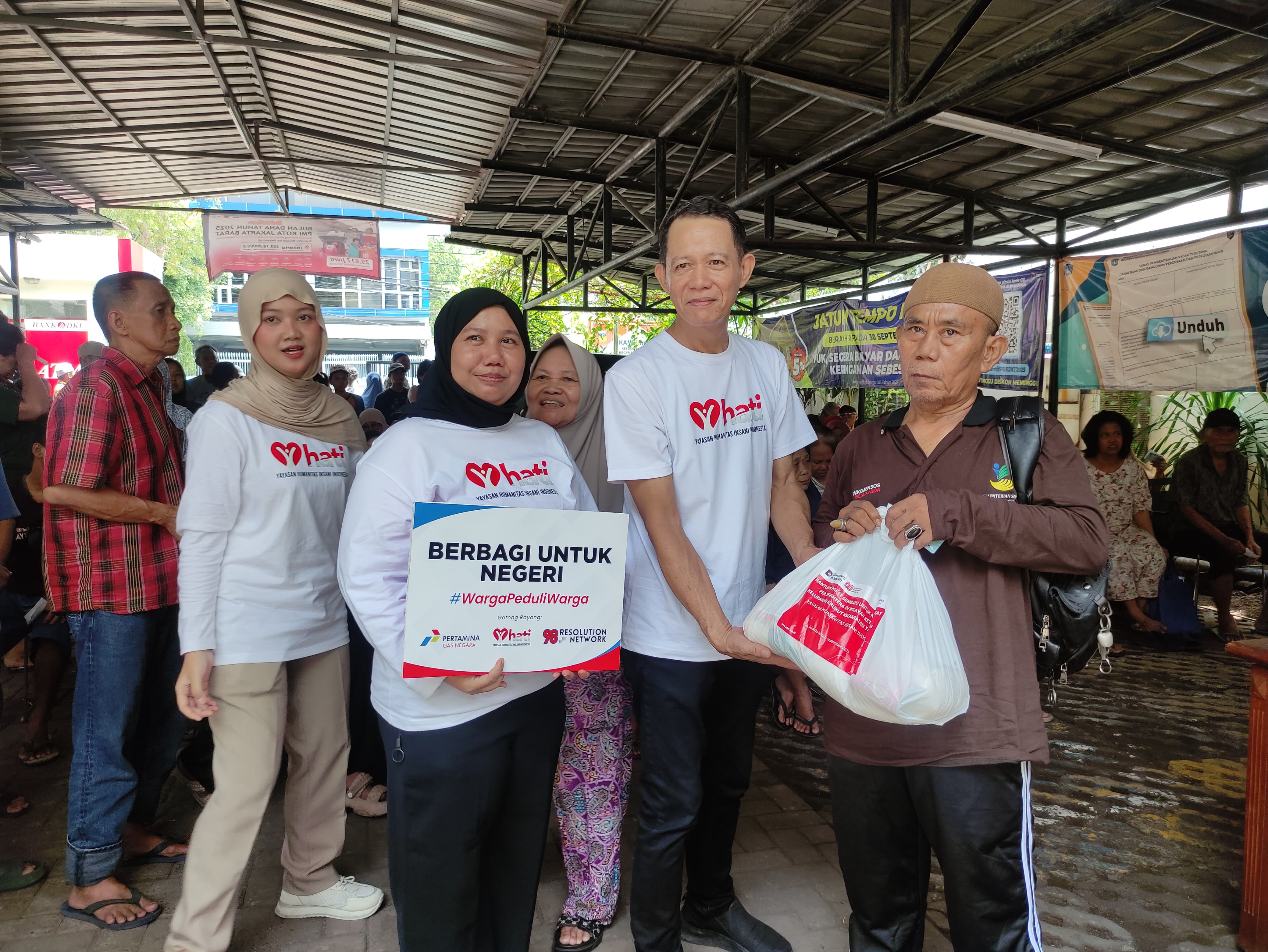 98 Resolution Network kembali mendampingi kegiatan bakti sosial 'Warga Peduli Warga' dengan pembagian paket sembako oleh perusahaan BUMN, Pertamina Gas Negara. (SinPo.id/Istimewa)