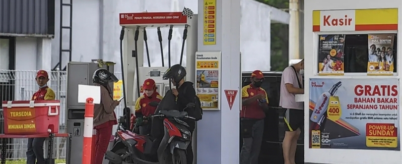 Ilustrasi masyarakat sedang mengisi BBM di SPBU Shell. (SinPo.id/Ashar)