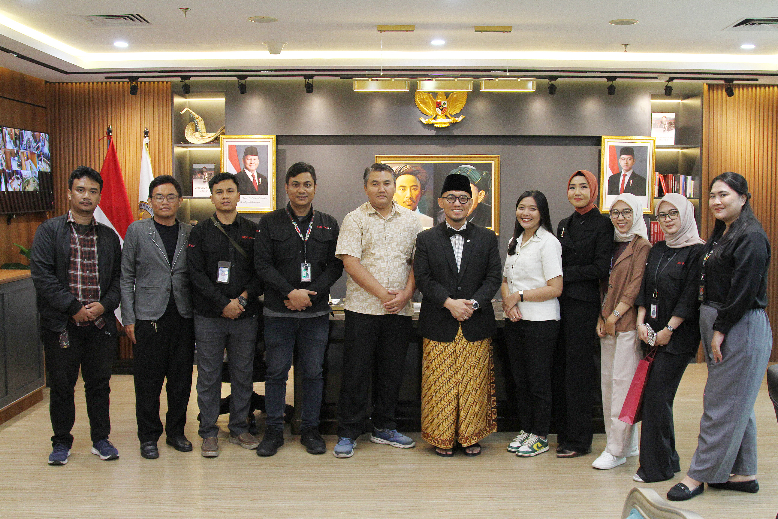 Wakil Menteri Haji dan Umrah RI Dahnil Anzar Simanjutak, saat menerima audiensi redaksi SinPo TV. (Agus Priatna/SinPo.id)