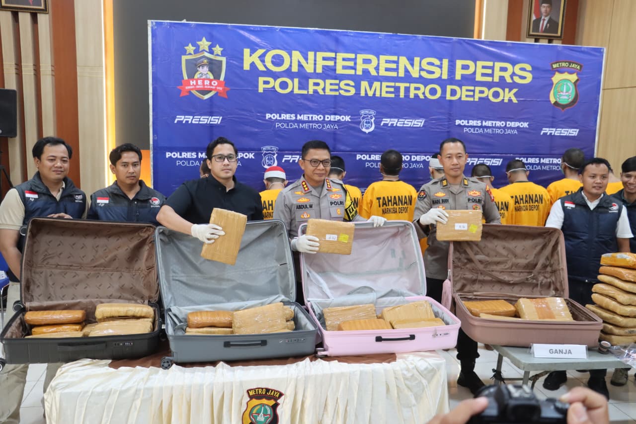 Konferensi pers pangungkapan narkoba jenis ganja di Depok (SinPo.id/Dok.Polres Depok)