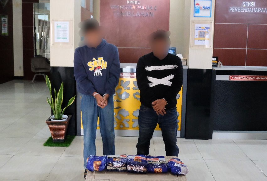 Dua pelaku peredaran 5,1 kilo sabu di Riau (SinPo.id/ Humas Polri)