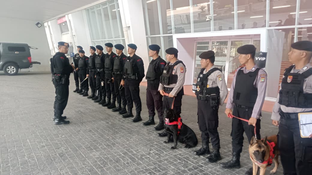 Anggota Brimob saat melakukan sterilisasi di GBK (SinPo.id/Dok.PMJ)