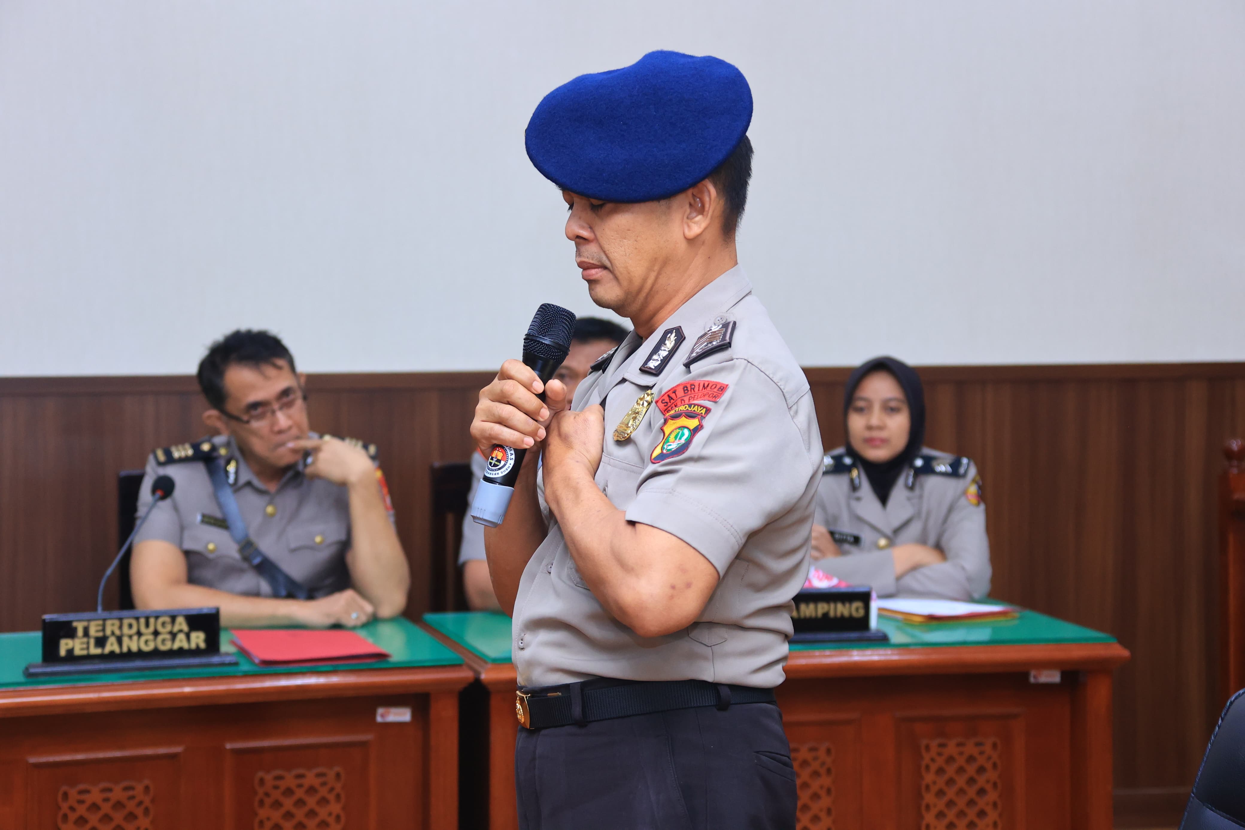 Bripka Rohmat saat menjalani sidang etik (SinPo.id/Dok.Polri)