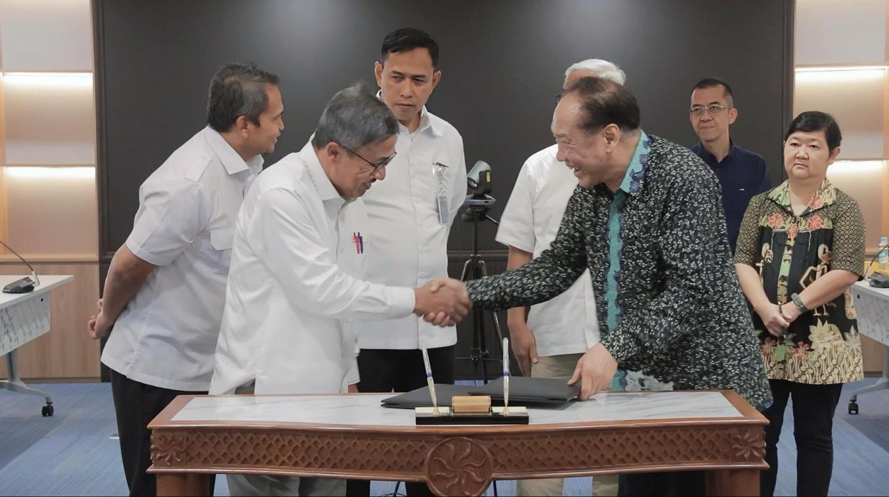 Bulog melaksanakan penandatanganan kontrak pengadaan kemasan beras SPHP 2025. (SinPo.id/Perum Bulog)