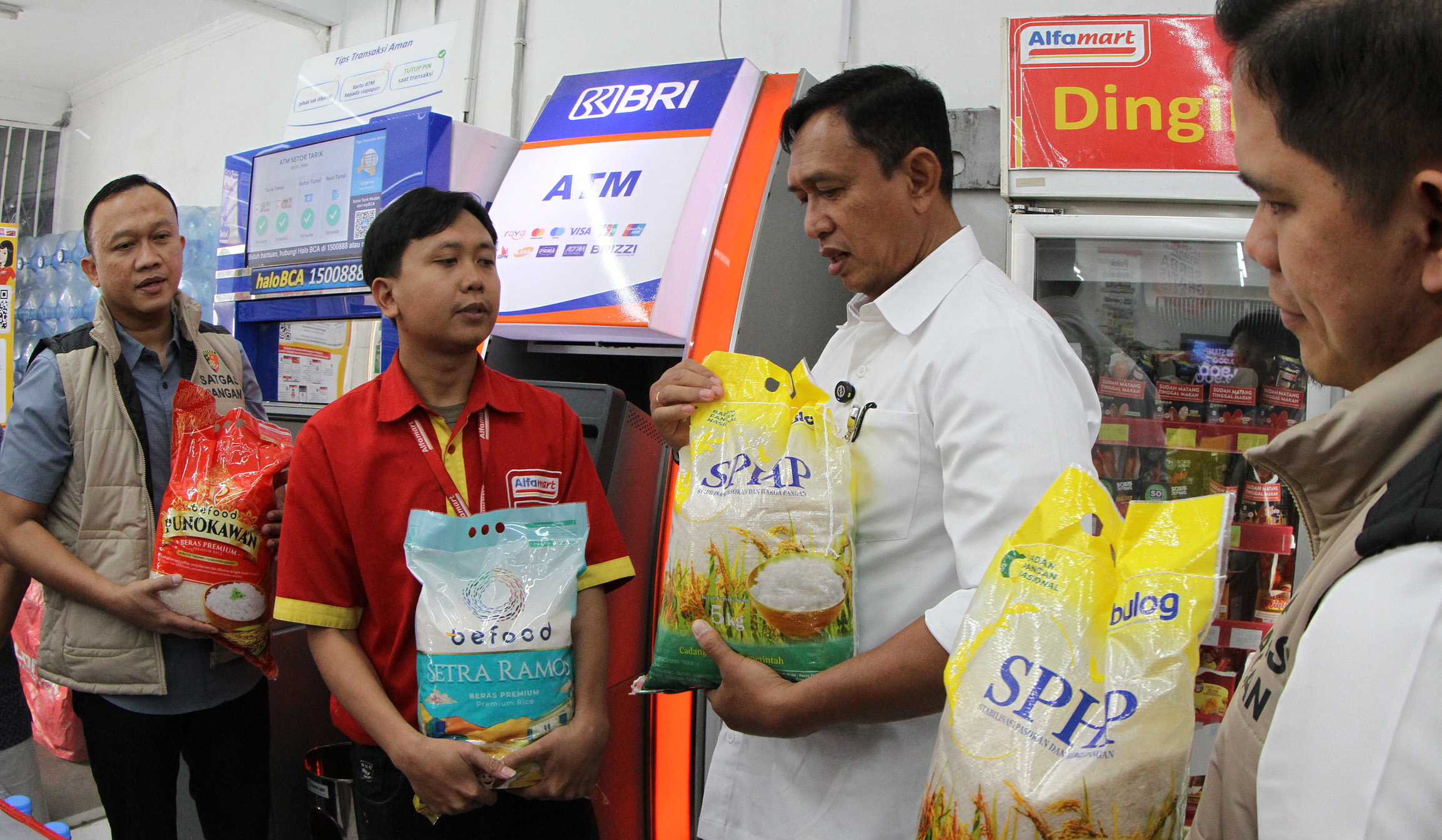 Bulog sidak ketersediaan beras. (Agus Priatna/SinPo.id)