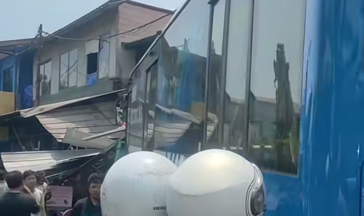 Bus TransJakarta tabrak toko di Setiabudi (SinPo.id/ Tangkapan layar)
