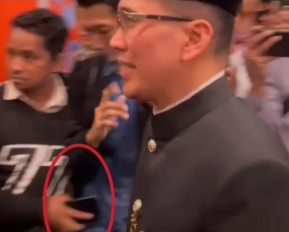 Terduga pelaku saat mencopet (SinPo.id/Tangkapan layar)