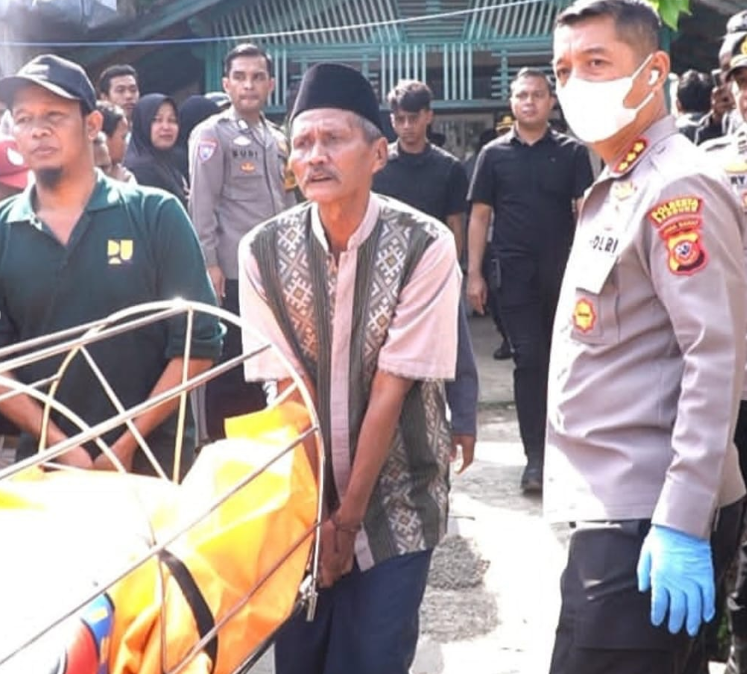 Evakuasi korban bunuh diri di Bandung (SinPo.id/ Humas Polri)