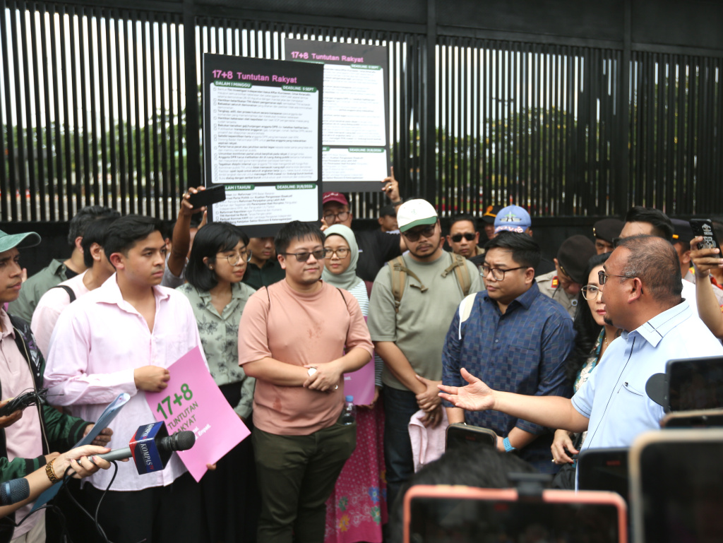 Wakil Ketua Komisi VI DPR Andre Rosiade terima audiensi demotrans aksi 17+8 tuntutan (Ashar/SinPo.id)