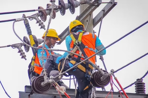Ilustrasi petugas memperbaiki tower listrik. (SinPo.id/dok. PLN)