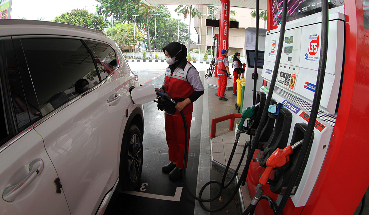 Petugas melakukan pengisian bbm non subsidi. (Agus Priatna/SinPo.id)