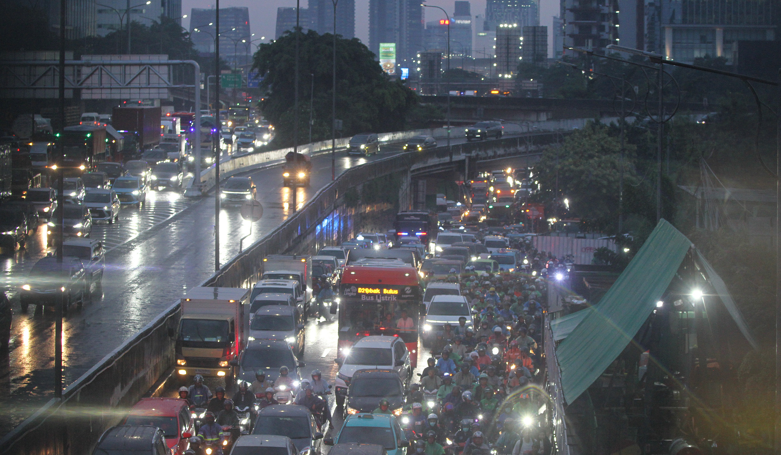 Kapadatan lalu lintas di jalan TB Simatupang. (Agus Priatna/SinPo.id)