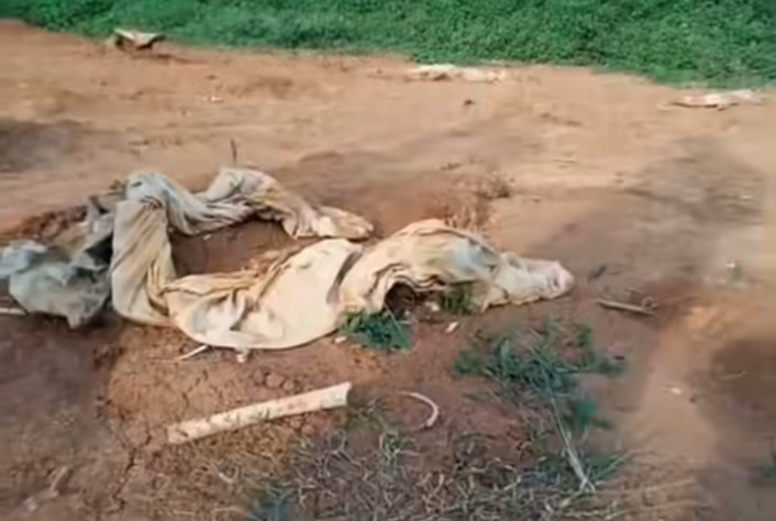 Kerangka manusia yang terbungkus kain kafan (SinPo.id/Tangkapan layar)