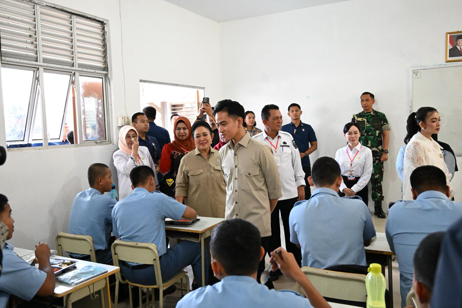 Wapres Gibran meninjau pelaksanaan program MBG di SMK Negeri 1 Batam. (SinPo.id/Setwapres)