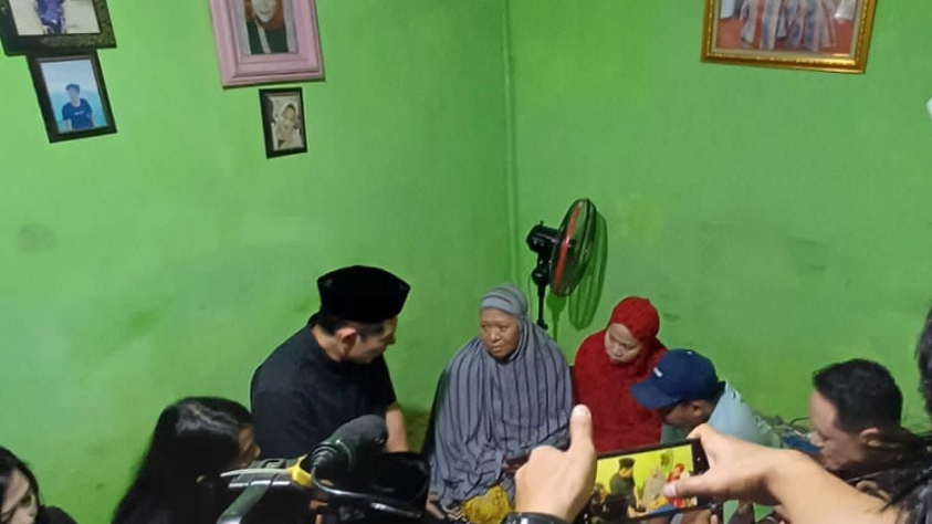 CEO Grab Anthony Tan saat kunjungi keluarga mitra pengemudi di Makassar (SinPo.id/ Dok. Grab)