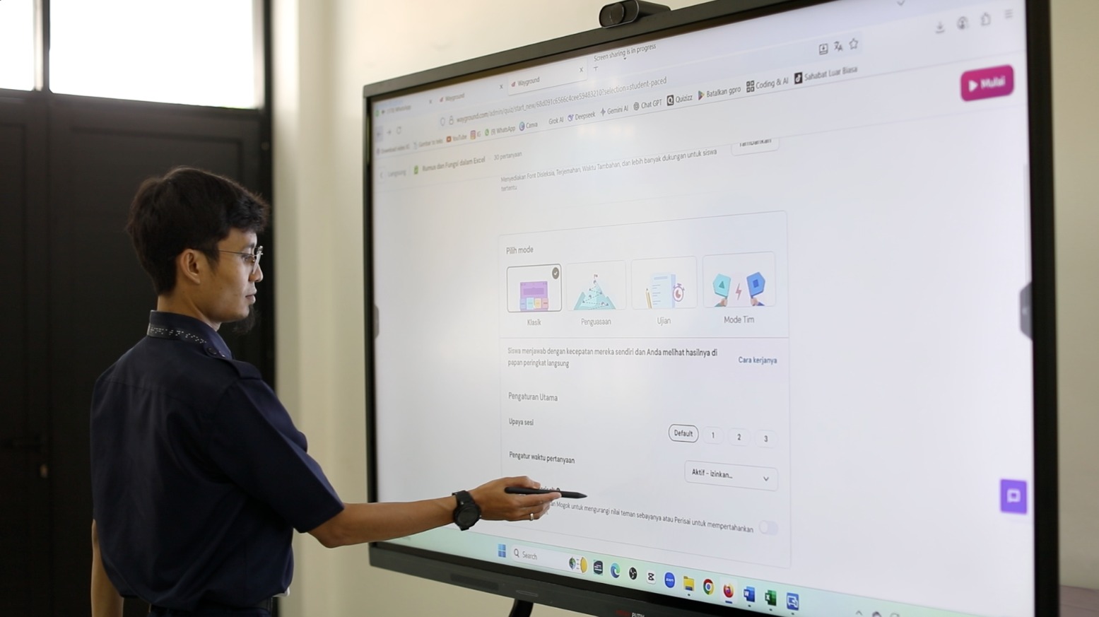 Guru Apresiasi Pemerintah Atas Fasilitas Smart Board di Sekolah Luar Biasa (SinPo.id/Tim media)
