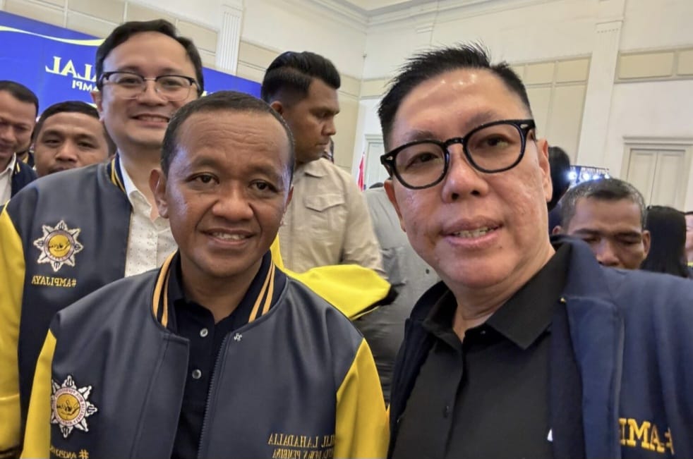 Menteri ESDM Bahlil Lahadalia dan Henry Indraguna (SinPo.id/ Dok. Pribadi)