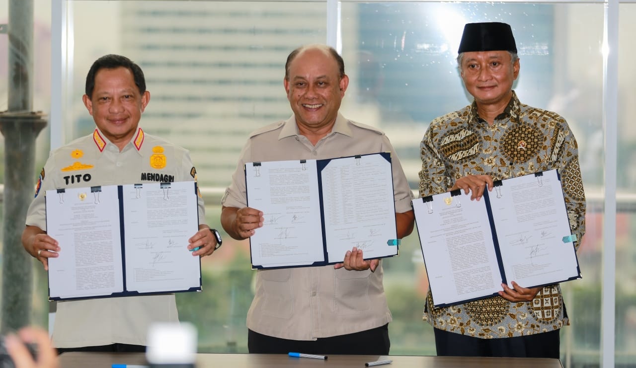 Menteri PU Dody, Kepala BGN Dadan dan Mendagri Tito melakukan penandatanganan SKB (SinPo.id/ Dok. KemenPU)