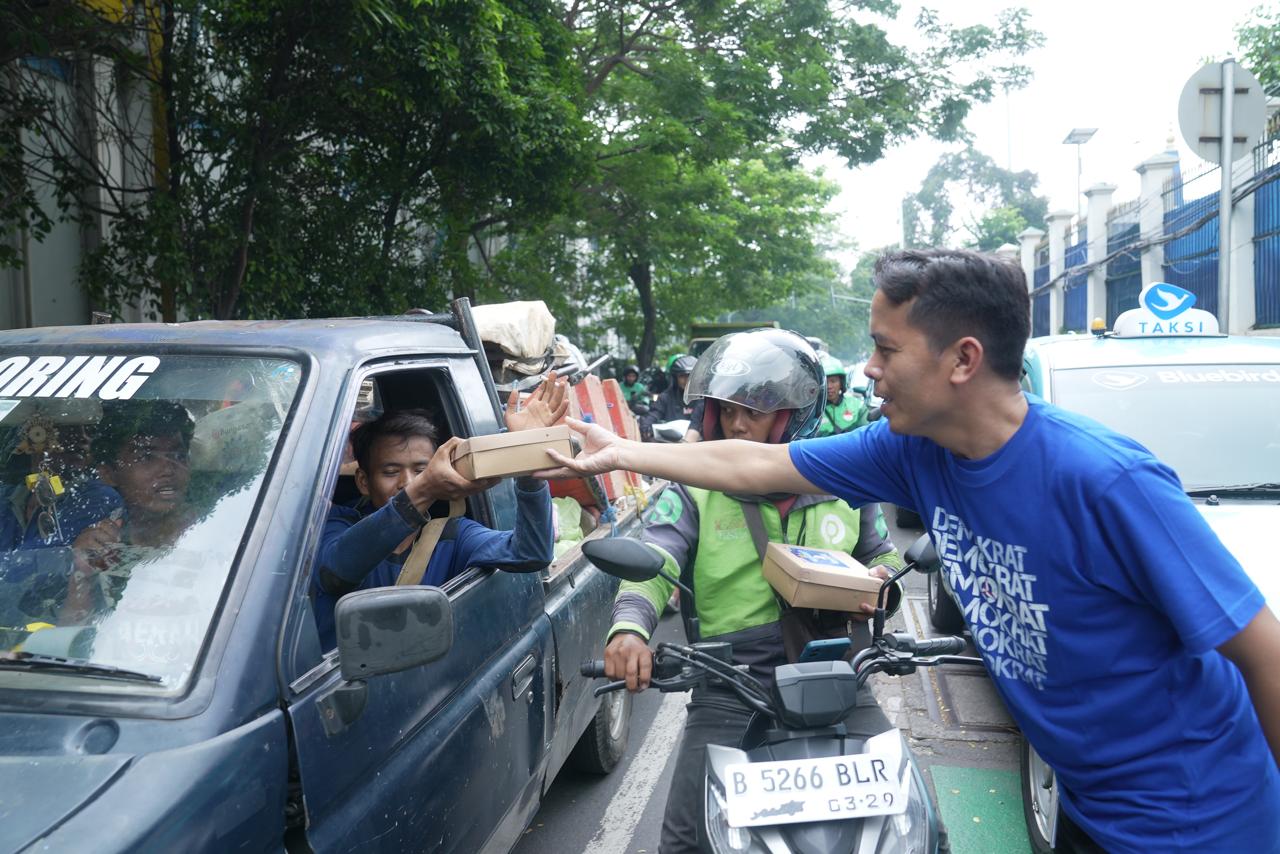 Sejumlah anggota Fraksi Partai Demokrat (FPD) DPR RI menggelar baksos dalam peringatan Hari Ulang Tahun (HUT) ke-24 Partai Demokrat. (SinPo.id/Dok. FPD DPR RI)