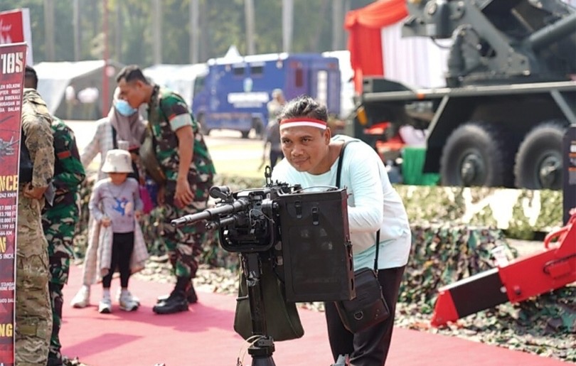 Ilustrasi masyarakat berfoto dengan alutsista di TNI Fair 2025. (SinPo.id/dok. Dispenad)