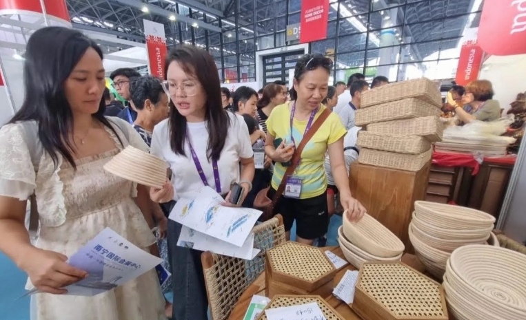 Ilustrasi pengunjung melihat produk kriya asal Indonesia dalam pameran CAEXPO 2025. (SinPo.id/dok. Kemendag)