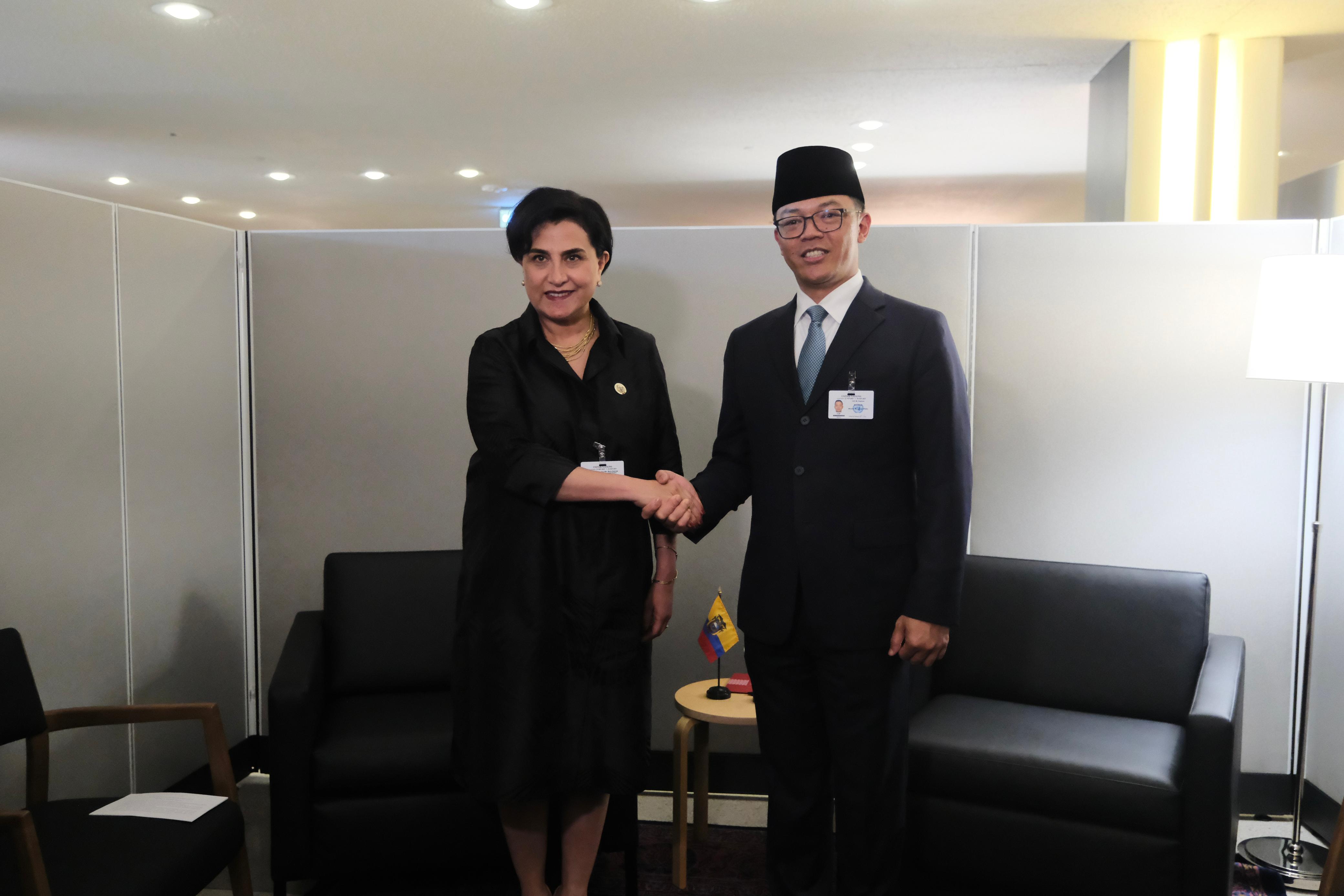 Menlu RI Sugiono berjabat tangan dengan Menlu Ekuador, Gabriella Sommerfeld (Sinpo.id/Kemlu)