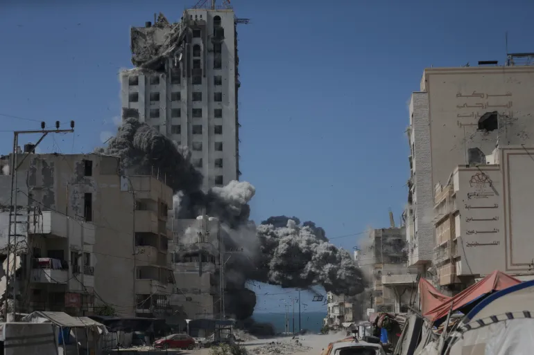 Israel menghancurkan gedung pencakar langit Al-Ghafri yang merupakan gedung hunian tertinggi di Gaza. (SinPo.id/AP)