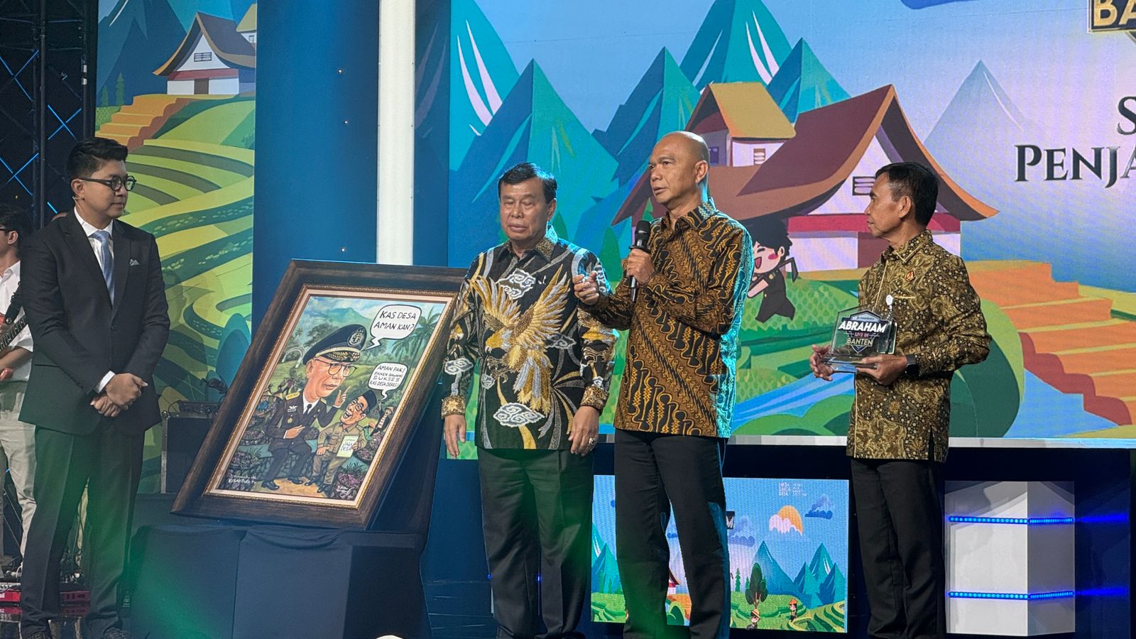 Jamintel Kejagung RI Reda Mantovani menerima apresiasi dalam program 'Abraham Live in Banten' yang digelar Nusantara TV (NTV) bersama Kejjati Banten pada Senin, 29 September 2025. (SinPo.id/Istimewa)