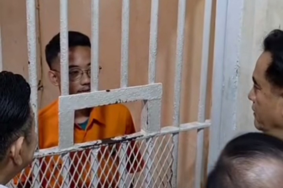 Menteri Yusril saat menemui Delpedro Marhaen di Rutan PMJ (SinPo.id/Istimewa)