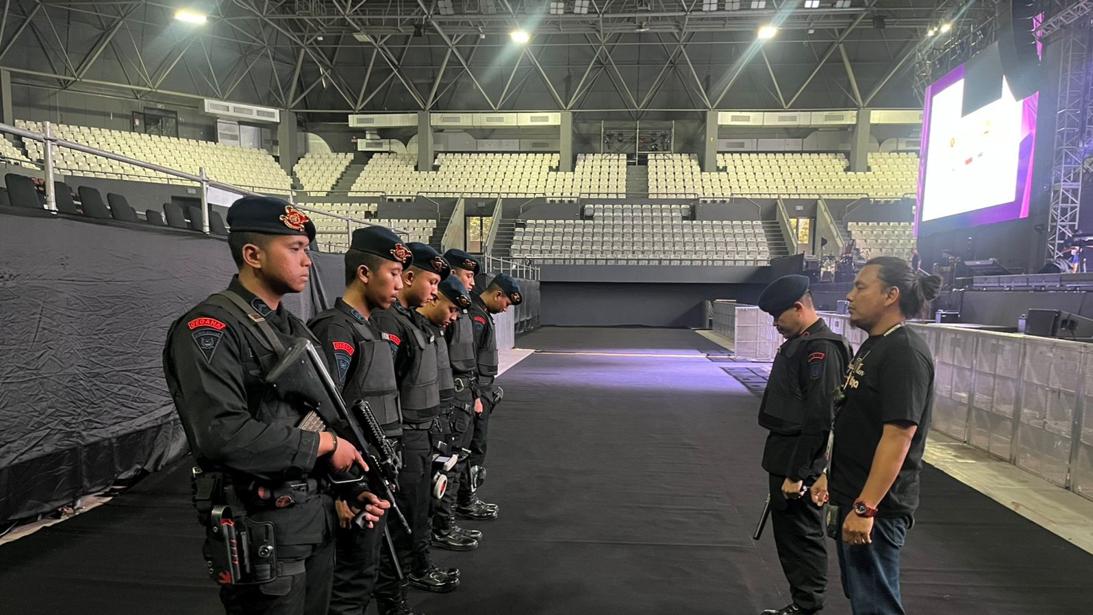 Tim gegana saat melakukan sterilisasi di lokasi konser (SinPo.id/Dok.PMJ)