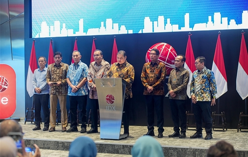 Pengusaha Jusuf Hamka mendampingi Menko Perekonomian Airlangga Hartarto di BEI, Jakarta (SinPo.id/ Dok. Ekon)