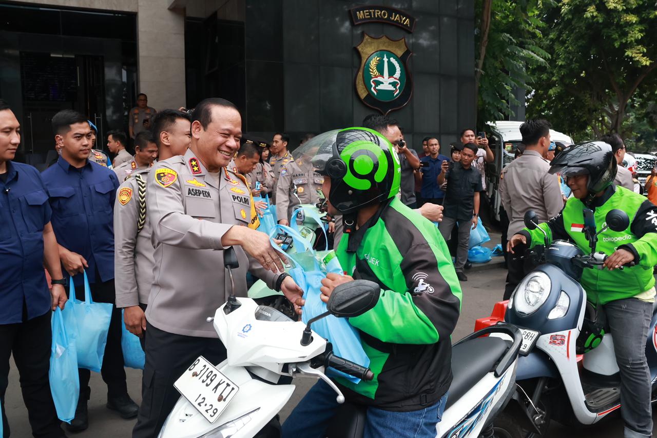 Kapolda Metro Jaya saat membagikan bantuan ke para ojol (SinPo.id/Dok.PMJ)