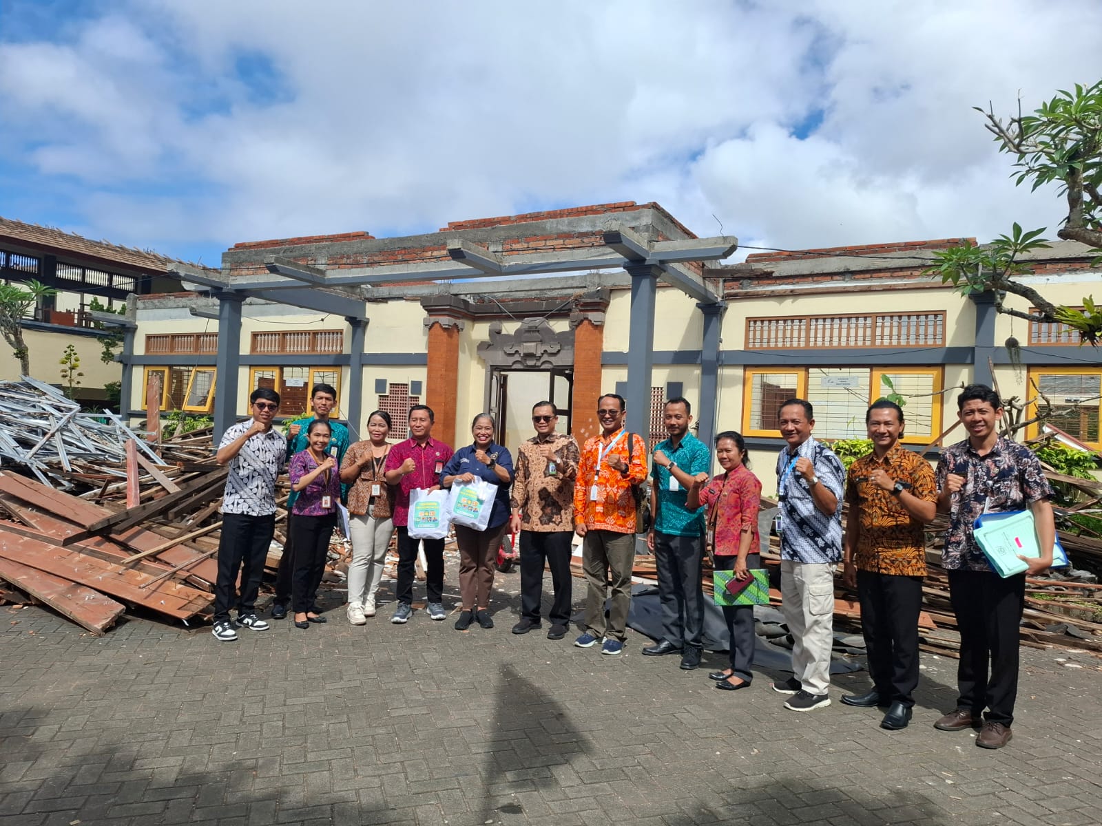 Kemendikdasmen Beri Bantuan untuk Murid dan Guru Korban Banjir Bali (SinPo.id/Kemendikdasmen)