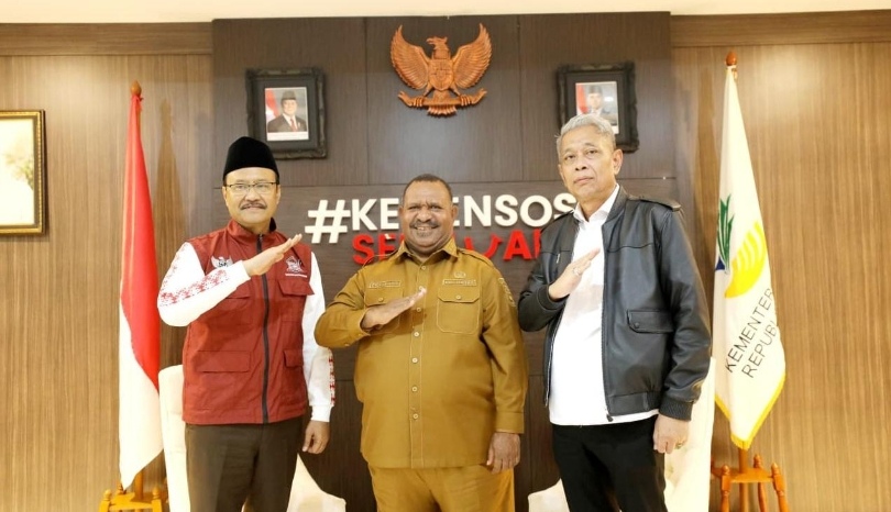 Mensos Gus Ipul, Wagub Papua Pegunungan Ones Pahabol dan Wamensos Agus Jabo (SinPo.id/ Dok. Kemensos)
