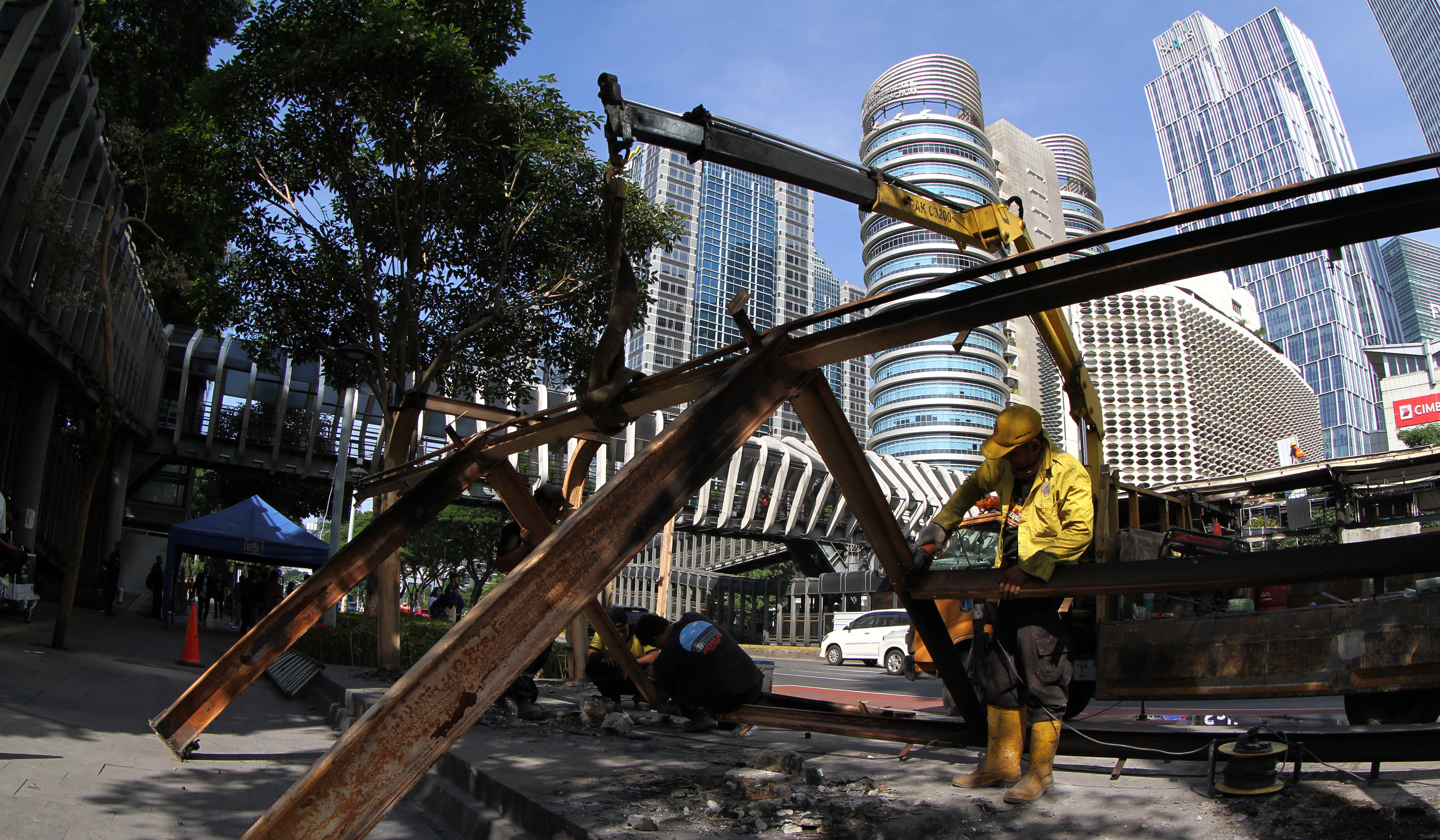 Petugas membersihakan halte yang rusak pascademo di Jakarta. (Agus Priatna/SinPo.id)